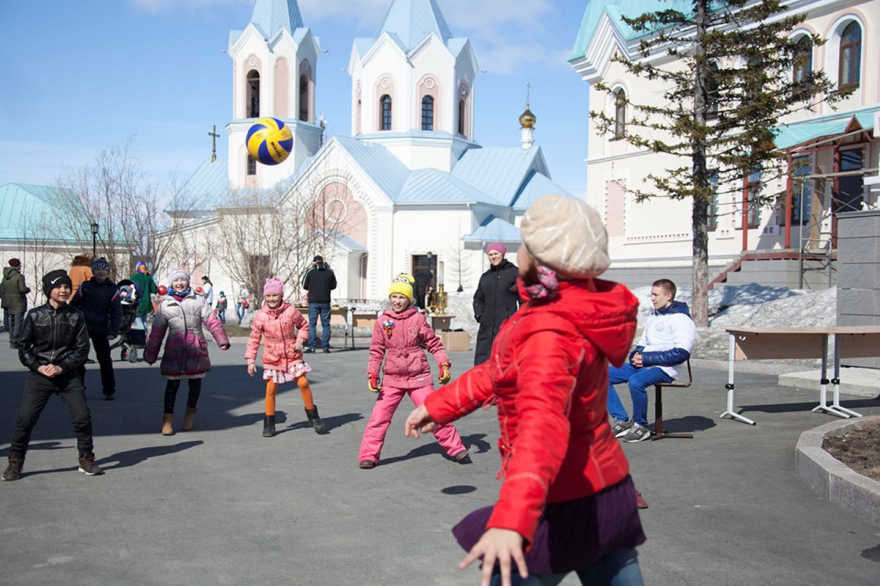 Катись, крашенка, по Красной горке