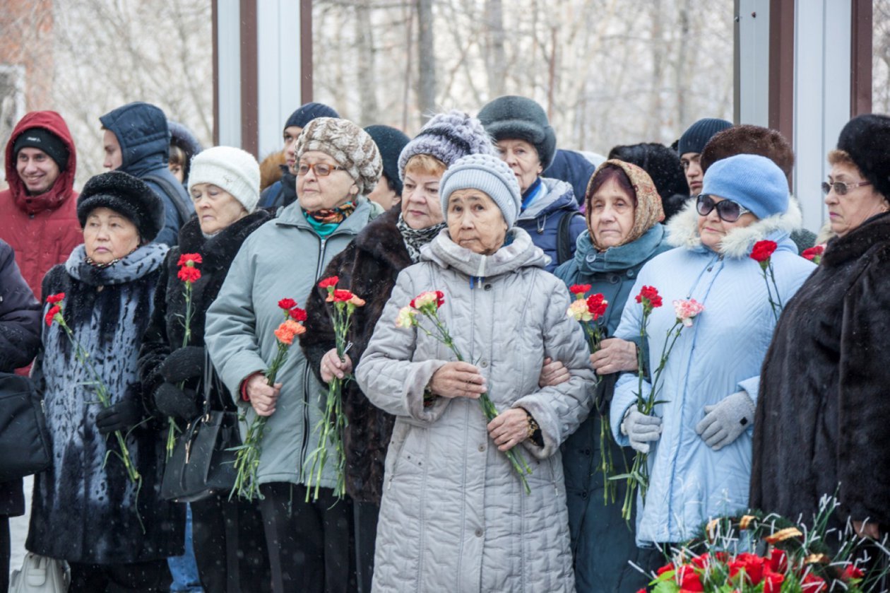 У гранитного камня