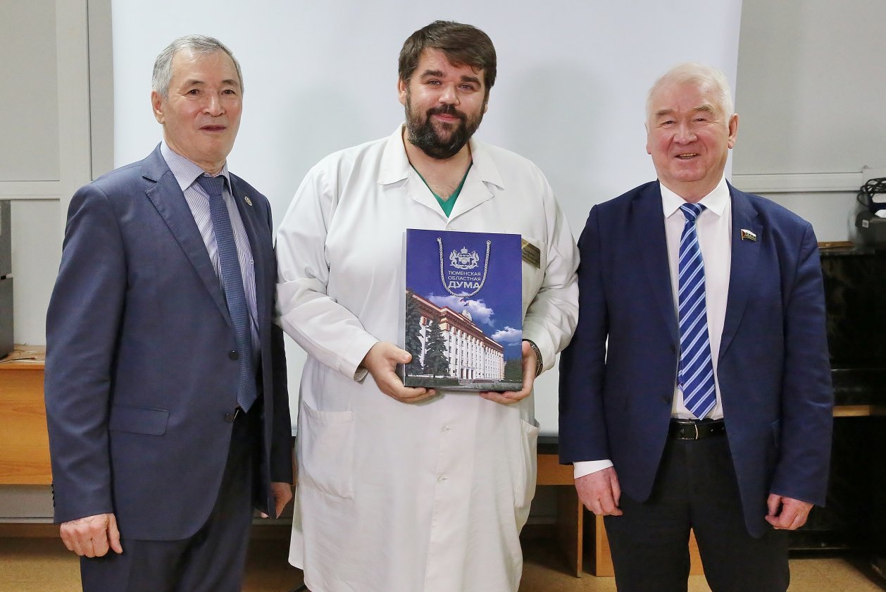 Сергей Корепанов и Фуат Сайфитдинов поблагодарили врачей ямальской больницы, расположенной в Исетском районе Тюменской области