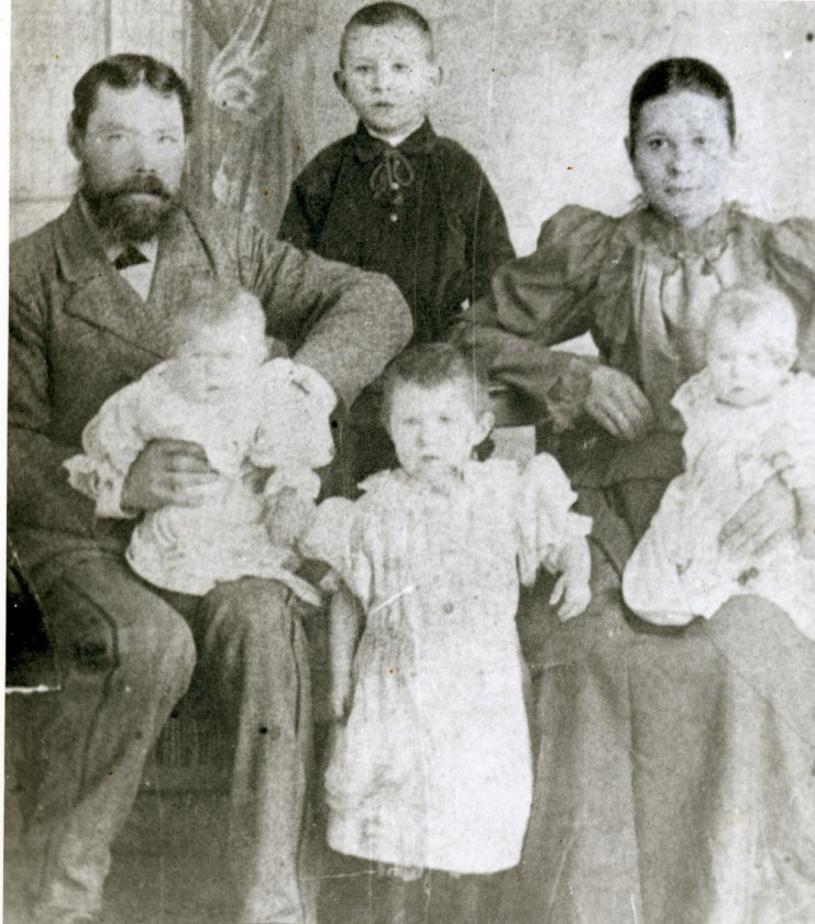 Портрет семьи в интерьере эпохи