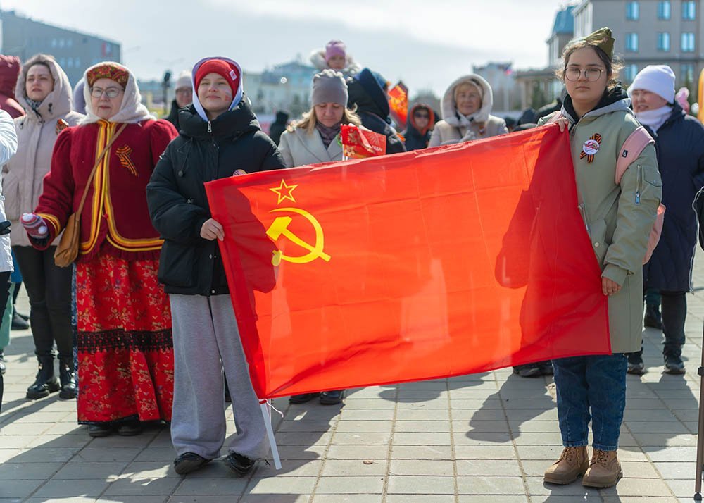 Равнение на Знамя Победы!