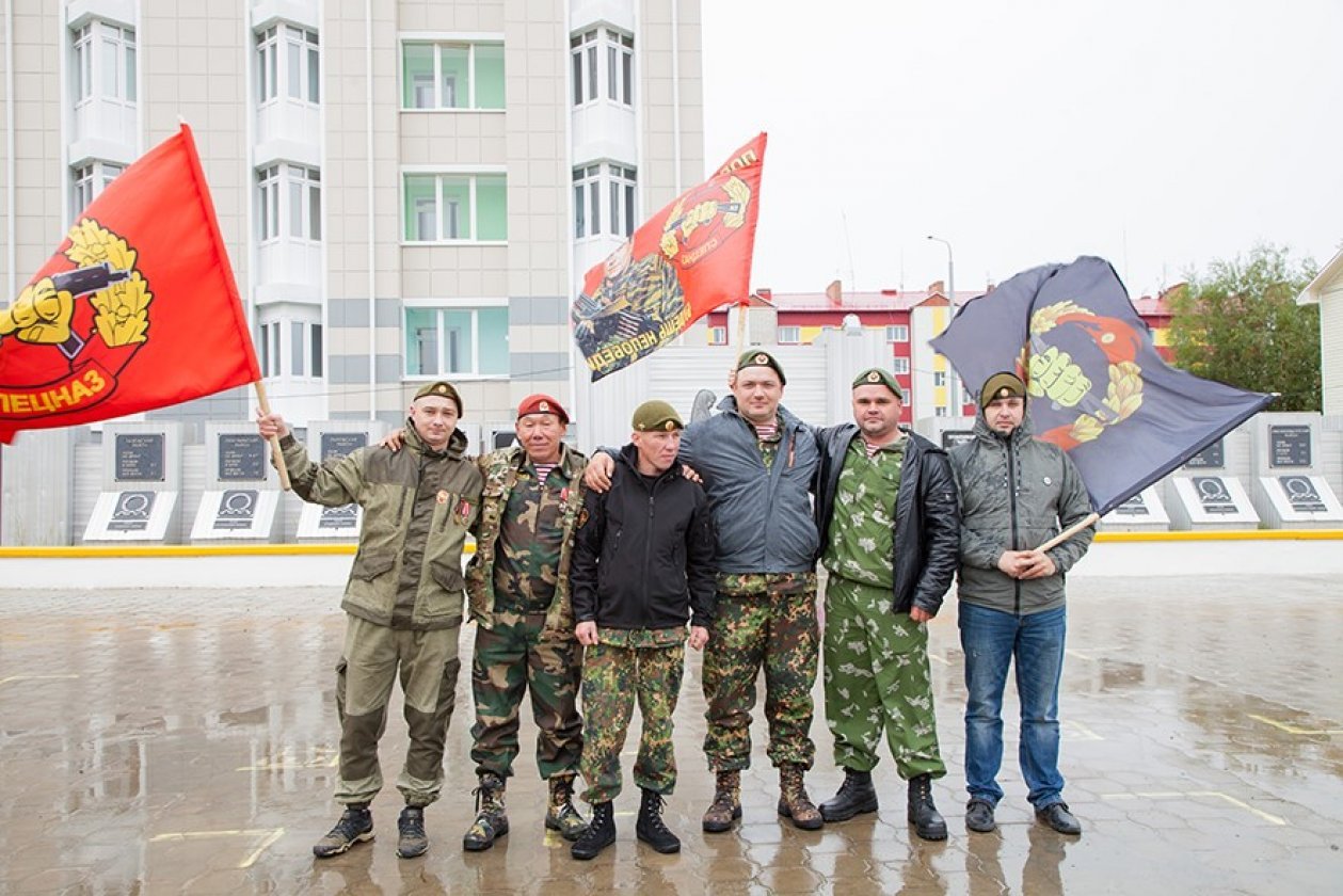 Прикрыл пулемётным огнём