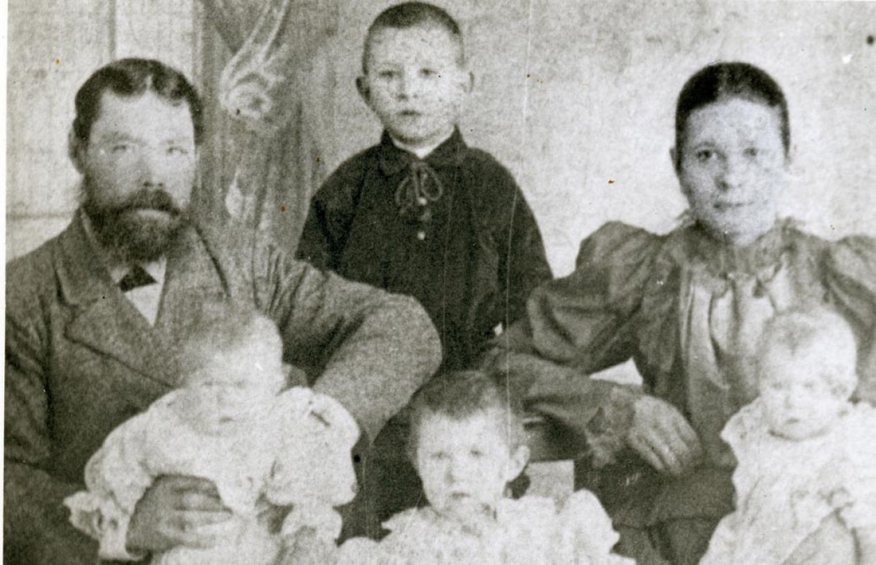 Портрет семьи в интерьере эпохи. Первая мировая война перемешала судьбы и жизни конкретных людей