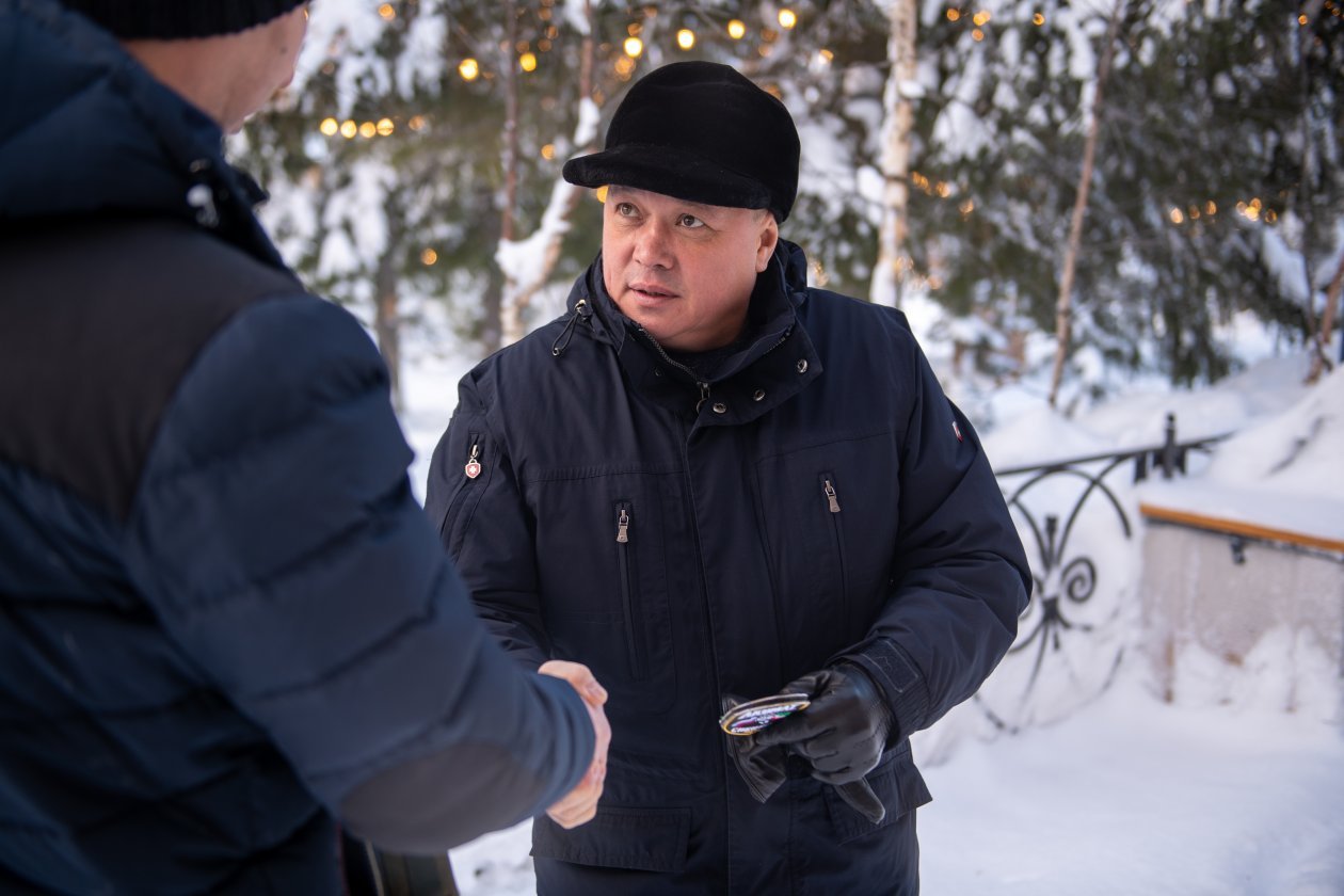 Председатель Заксобрания Ямала Сергей Ямкин передал тепловизионный прицел участнику спецоперации из Салехарда