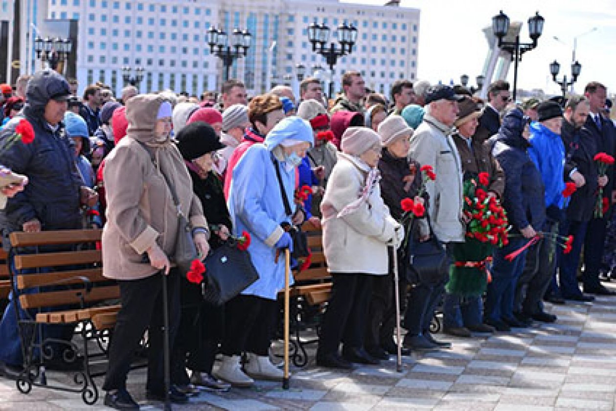 Поклонимся всем миром…