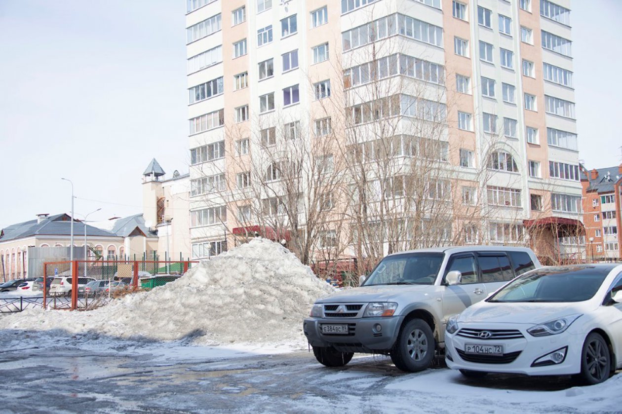 Весна пришла, а снег не убран