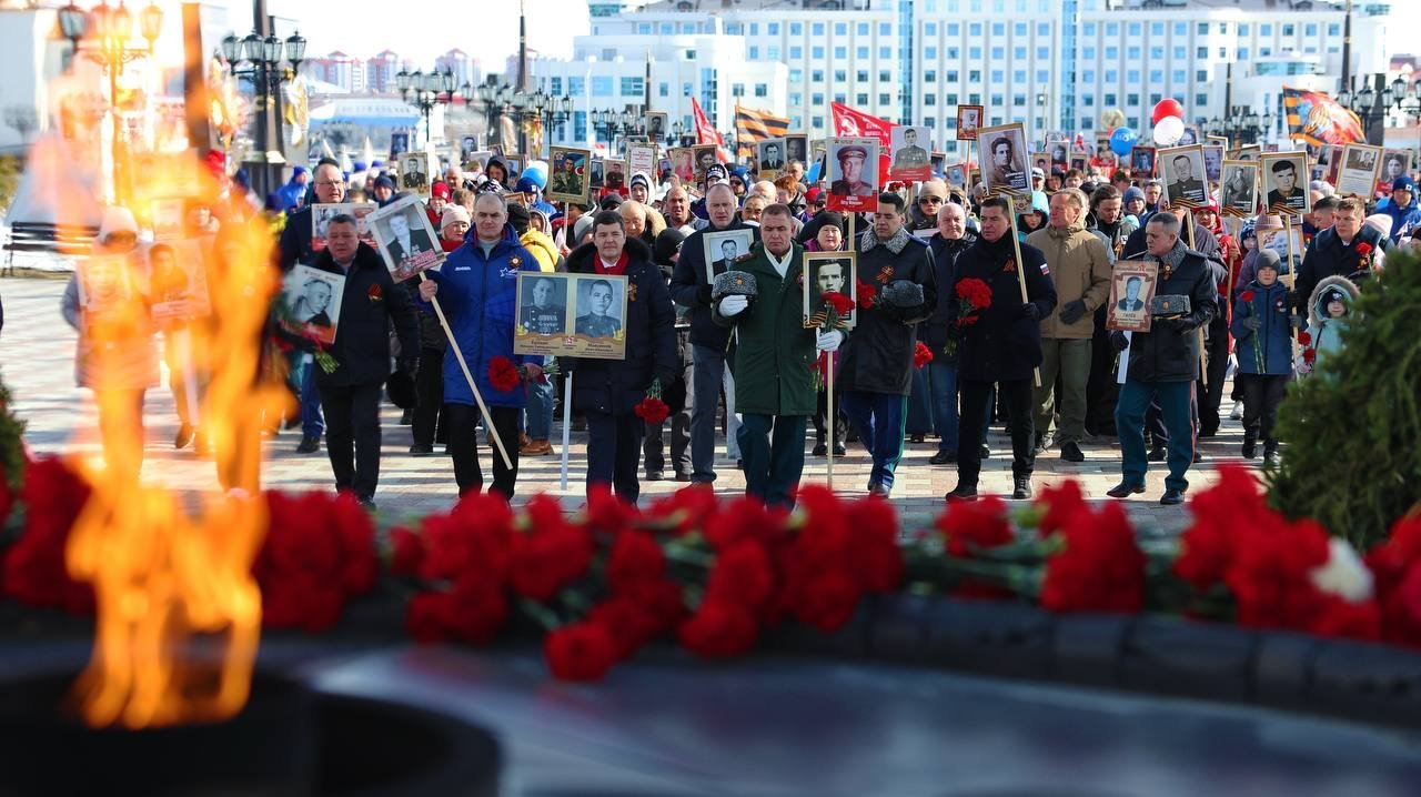 Равнение на Знамя Победы!
