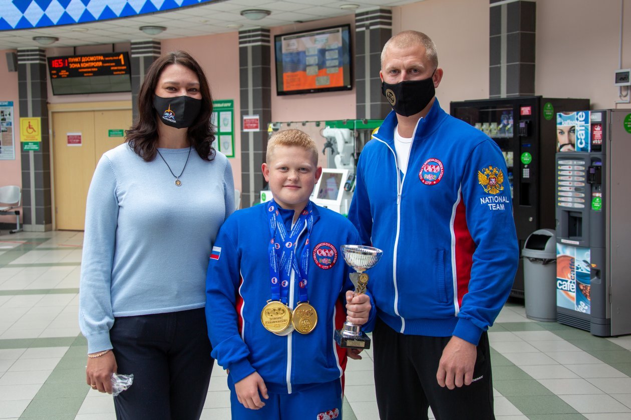 11-летнего чемпиона Европы встречали в аэропорту аплодисментами