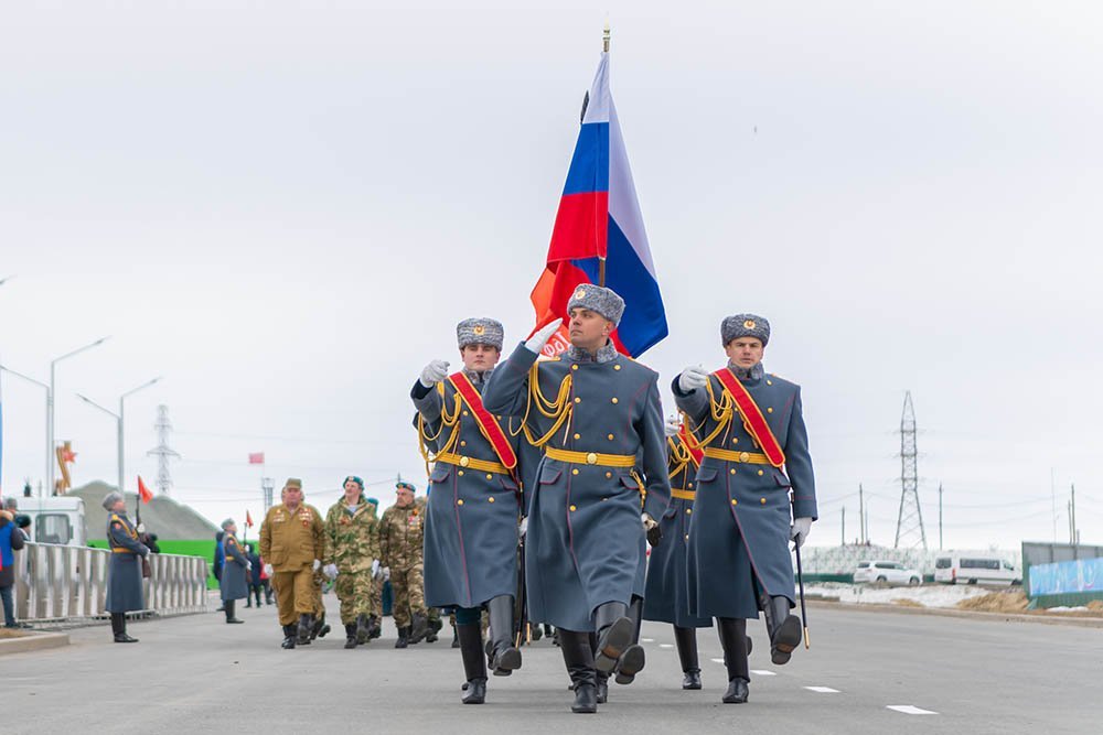 Равнение на Знамя Победы!