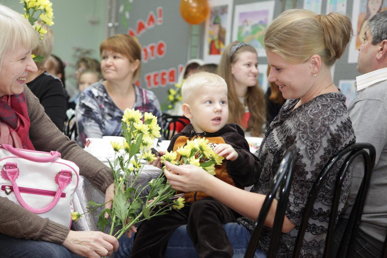 Чужих детей не бывает. Сирот в России становится меньше