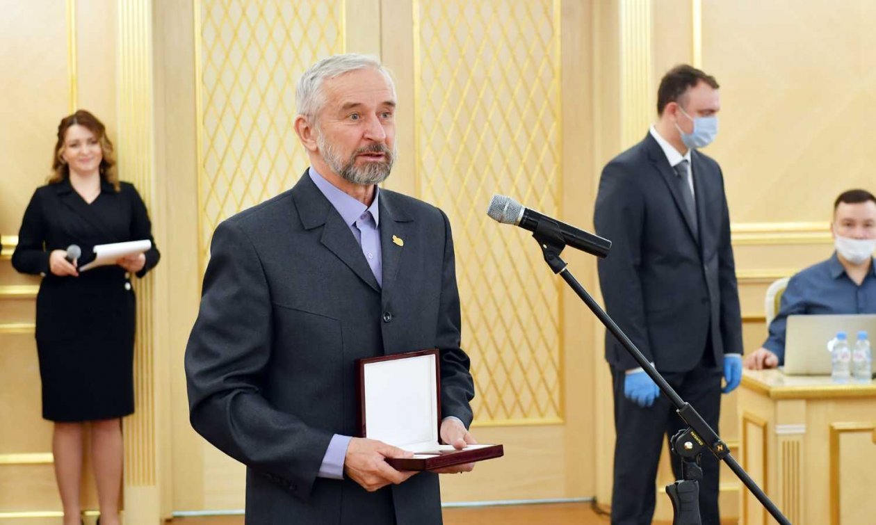 Дмитрий Артюхов вручил жителям округа государственные награды РФ и награды ЯНАО