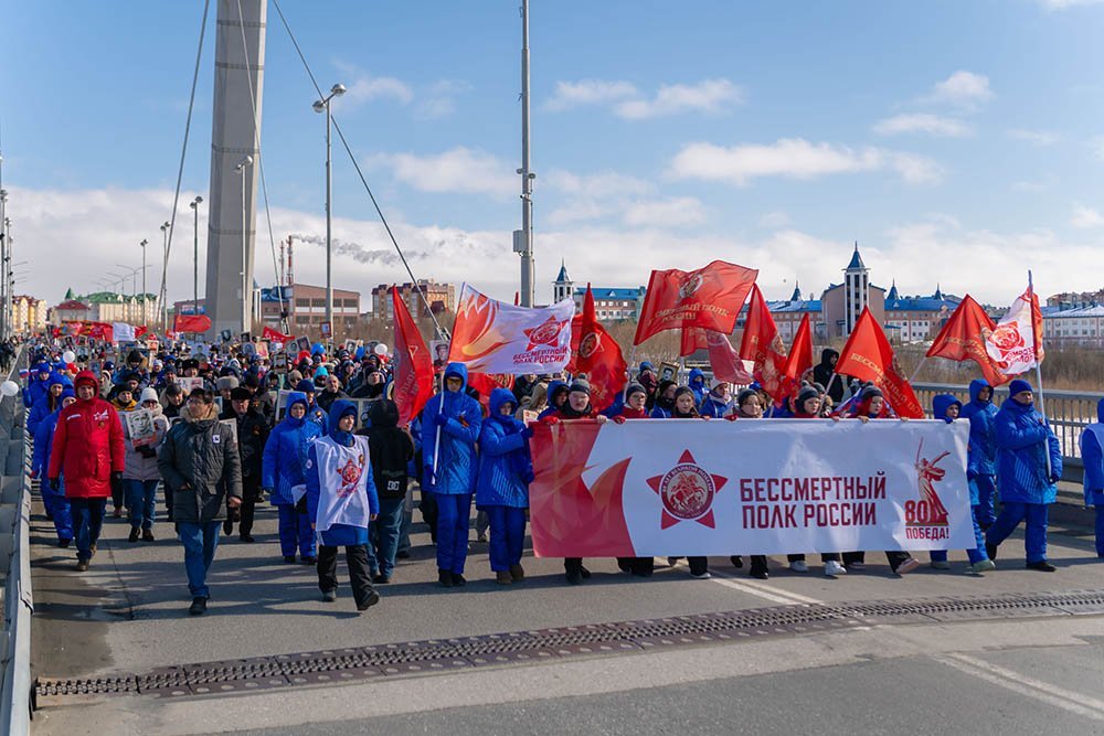 Равнение на Знамя Победы!